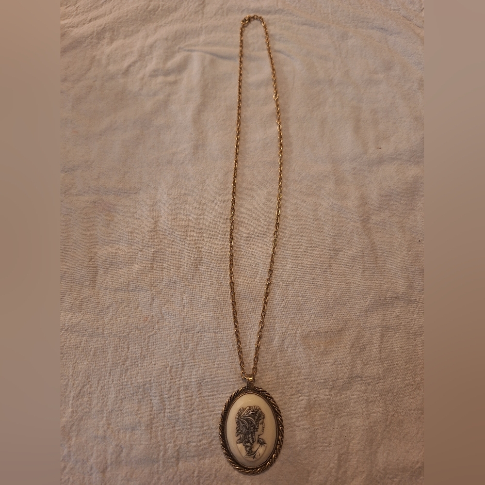 Vintage Sarah Coventry Cameo Necklace